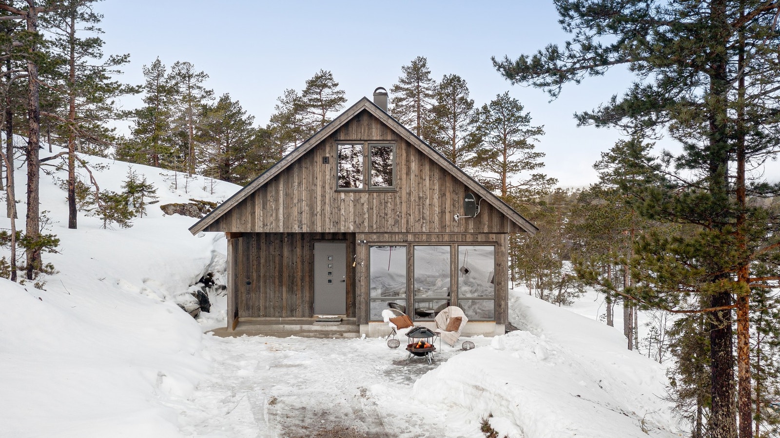 Hytta ligger fint i terrenget med fantastisk utsikt og gode solforhold. Galleribilde