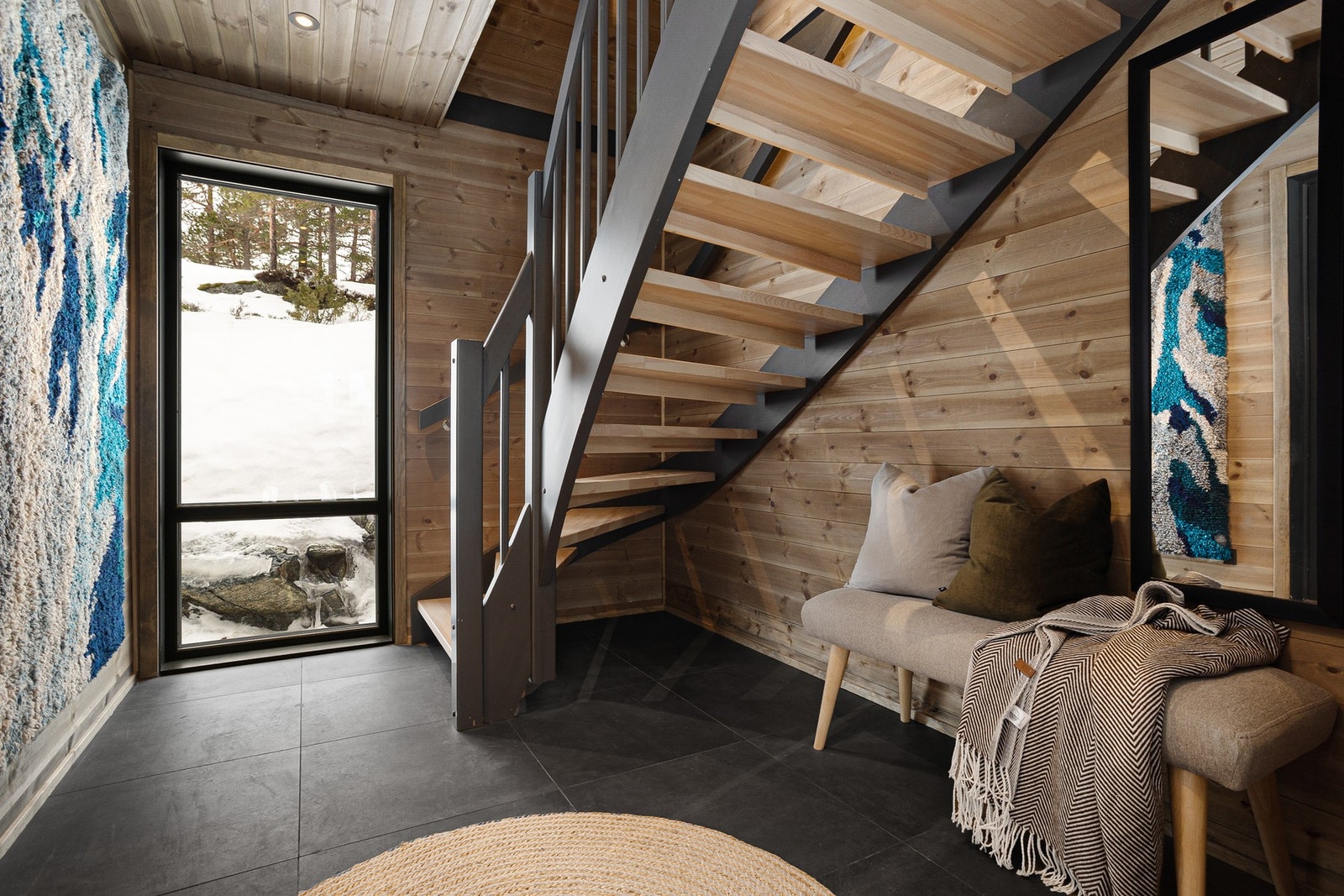 Romslig og fin gang med flislagt gulv med varmekabler og spotter i himling Galleribilde