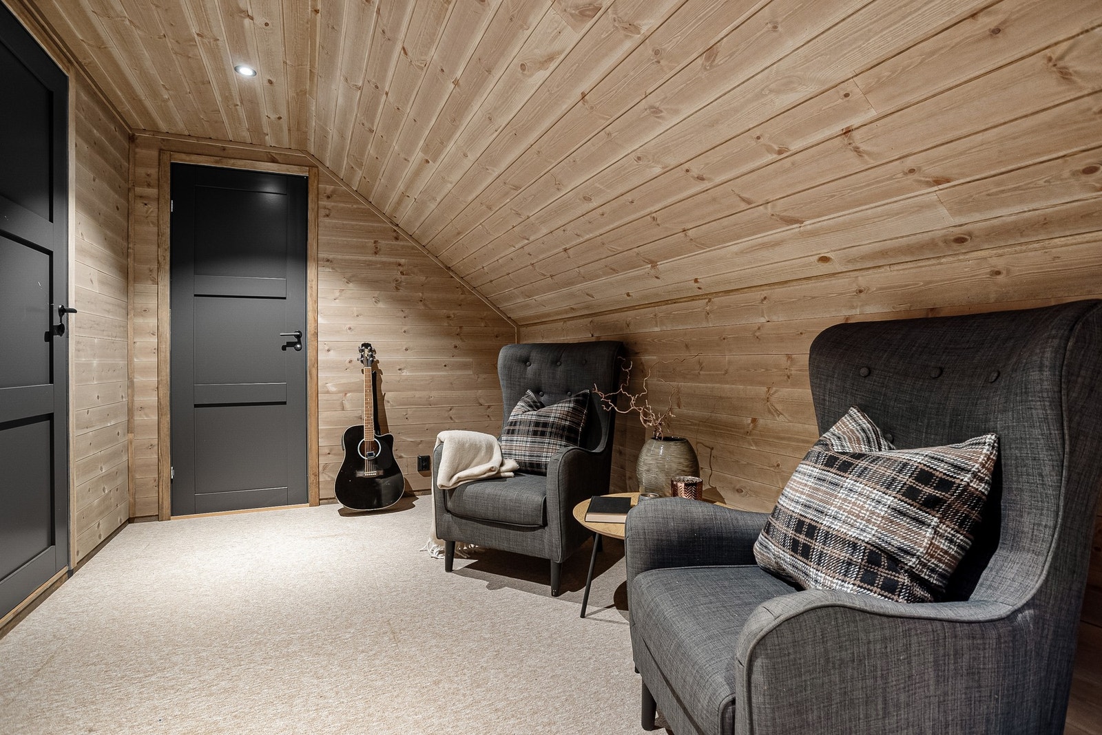 Oppholdssone i loftsetasje Galleribilde