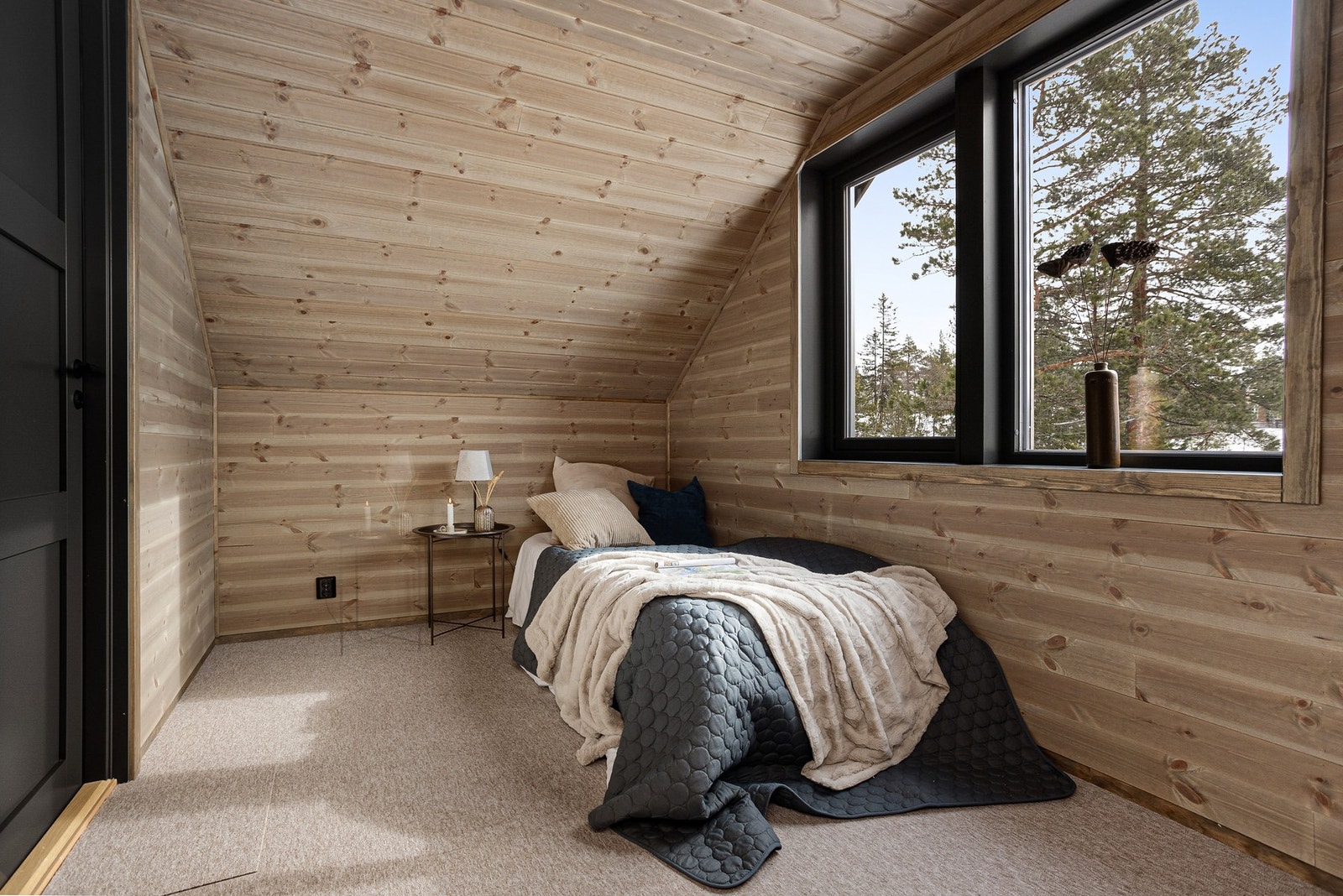 Soverom ll i loftsetasje Galleribilde