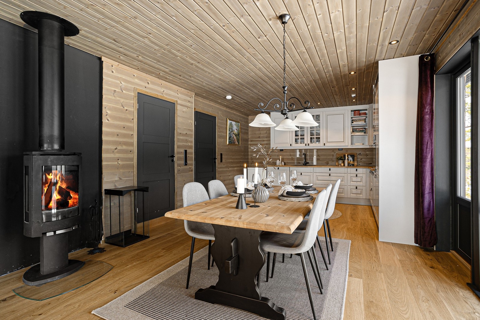 I overgangssonen mot stuen er det plass til stort spisebord der man kan samle familie og venner Galleribilde