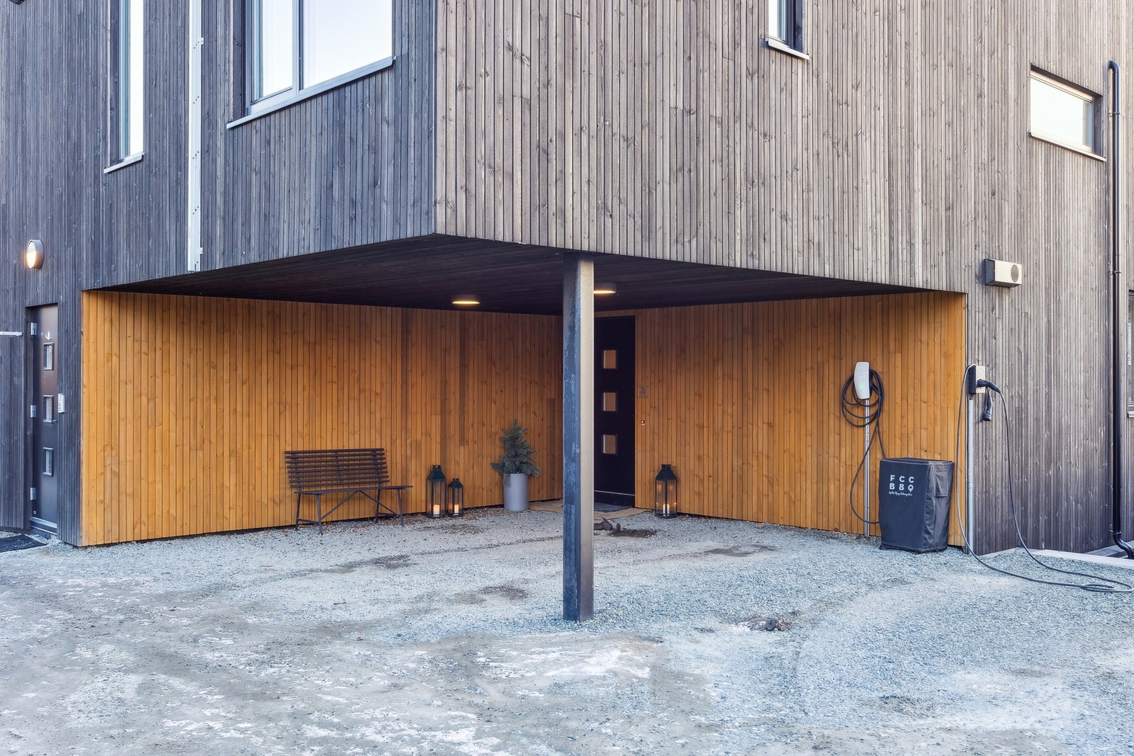 Leiligheten disponerer en parkeringsplass i carport med elbil-lader. Galleribilde