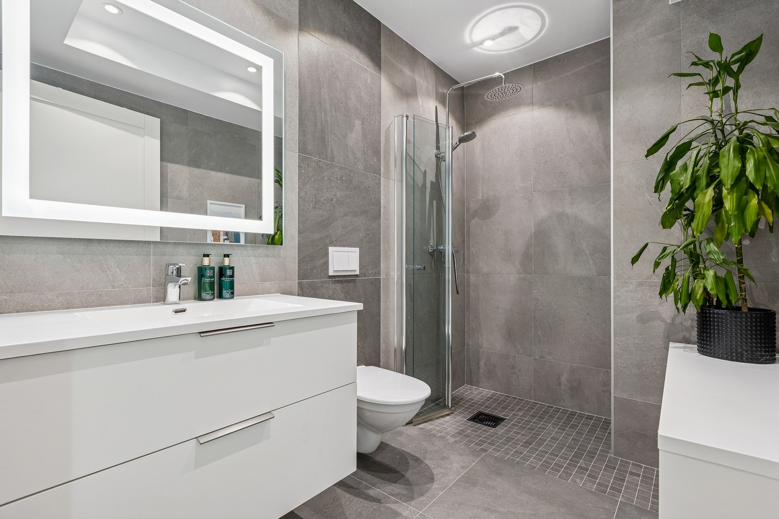 Pent flislagt baderom i 1. etasje med varme i gulv. Galleribilde