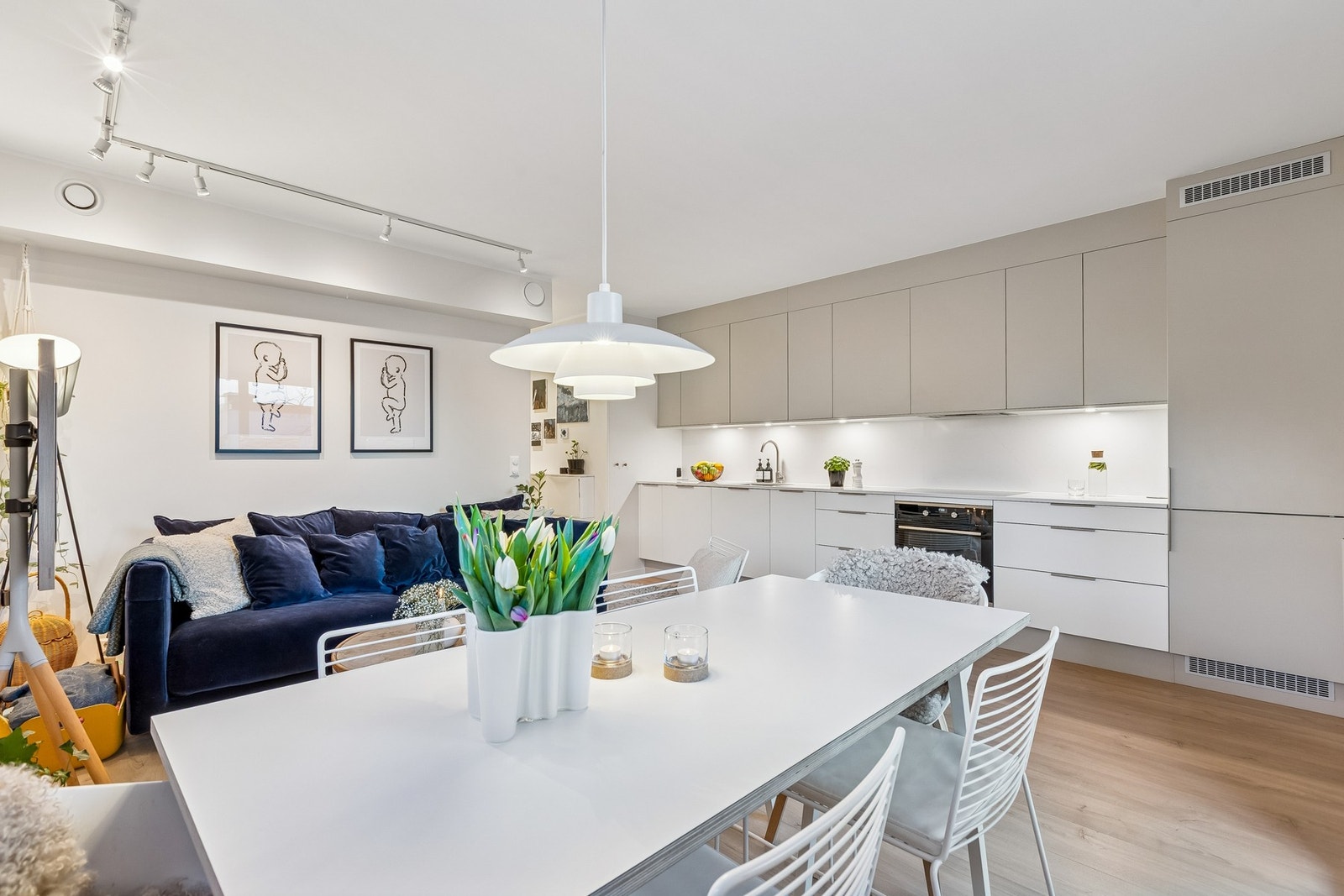 Lyst og innbydende oppholdsrom med oppgradert kjøkken fra 2024. Galleribilde