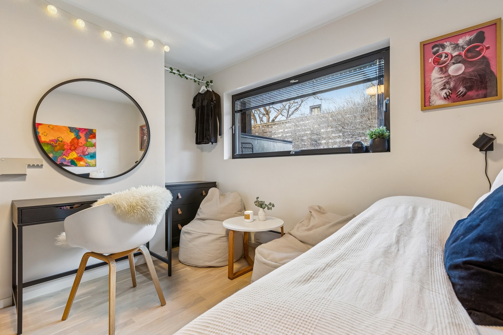 Lyst og romslig soverom i underetasjen. Galleribilde