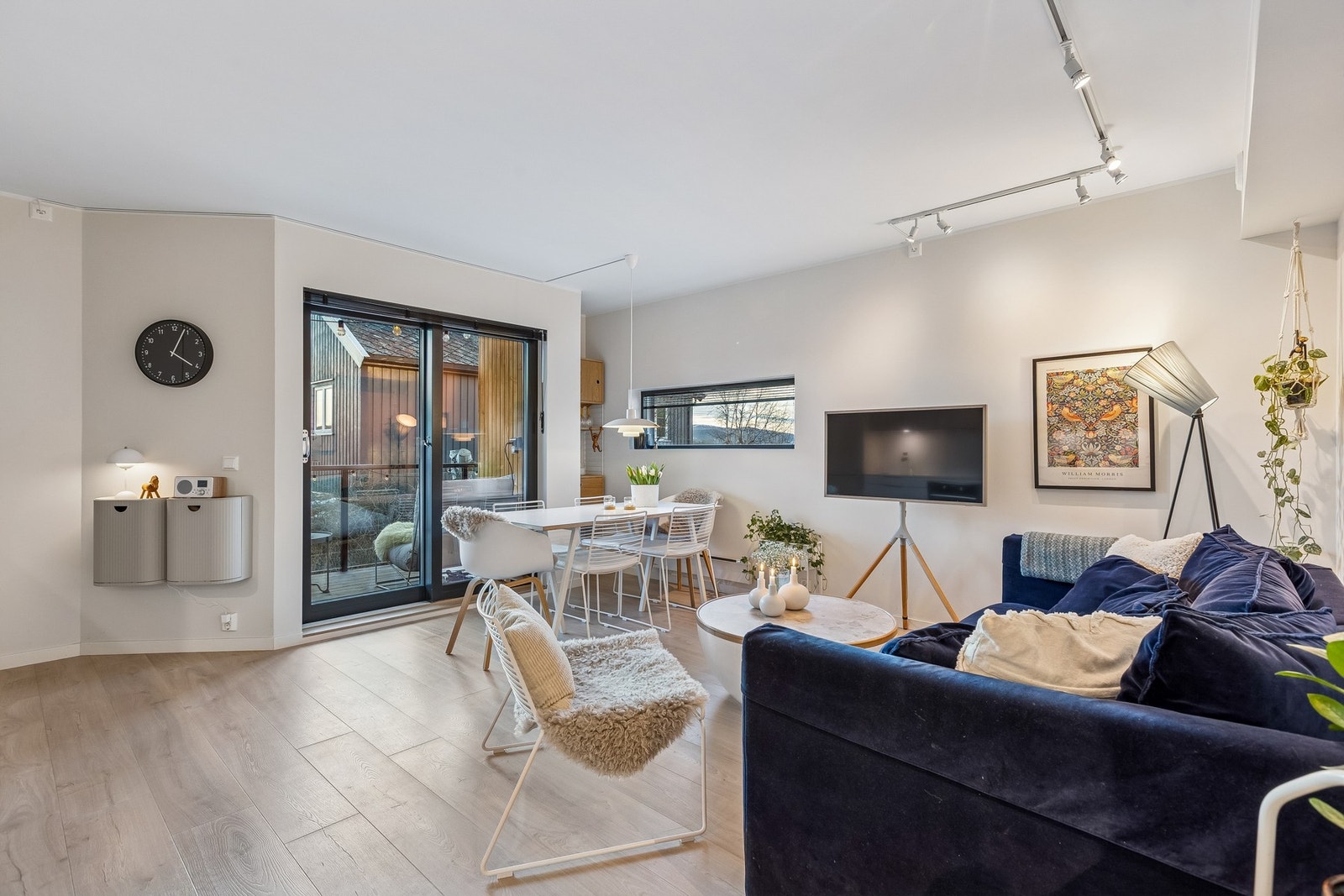 Lys og åpen stue med god takhøyde og store vindusflater som gir rikelig med naturlig lys. Galleribilde