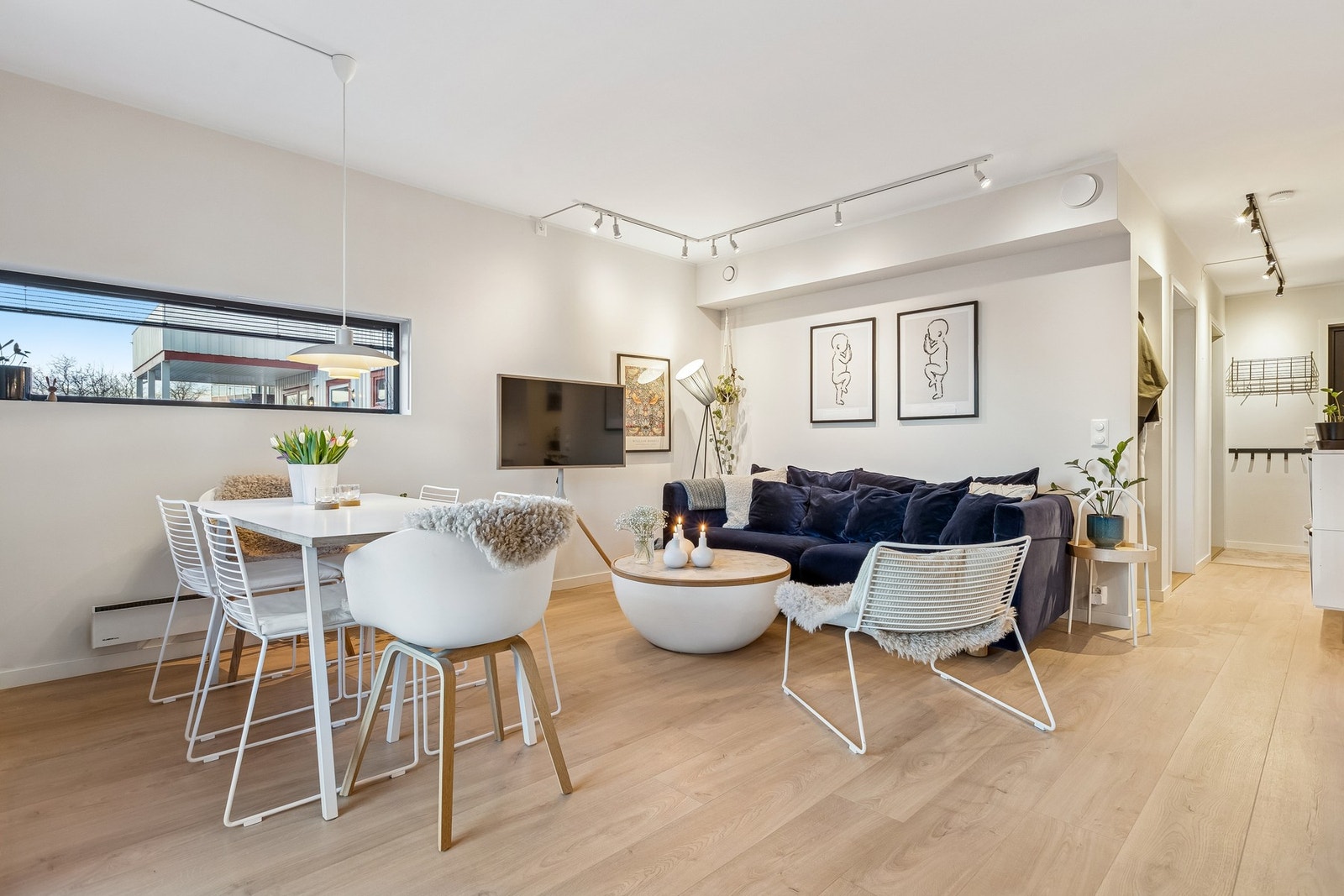 Stuen har god plass til både spisestue og sittegruppe. Galleribilde