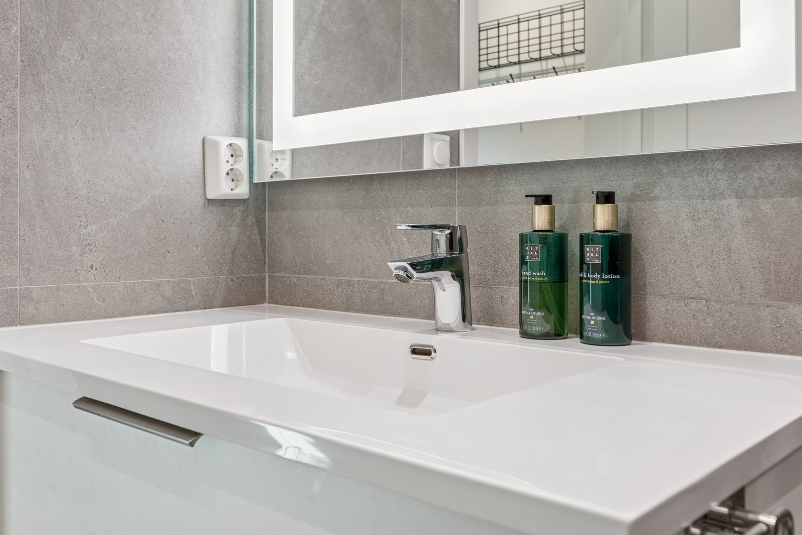 Her har du praktisk stikkontakt over vask og speil med LED-belysning. Galleribilde