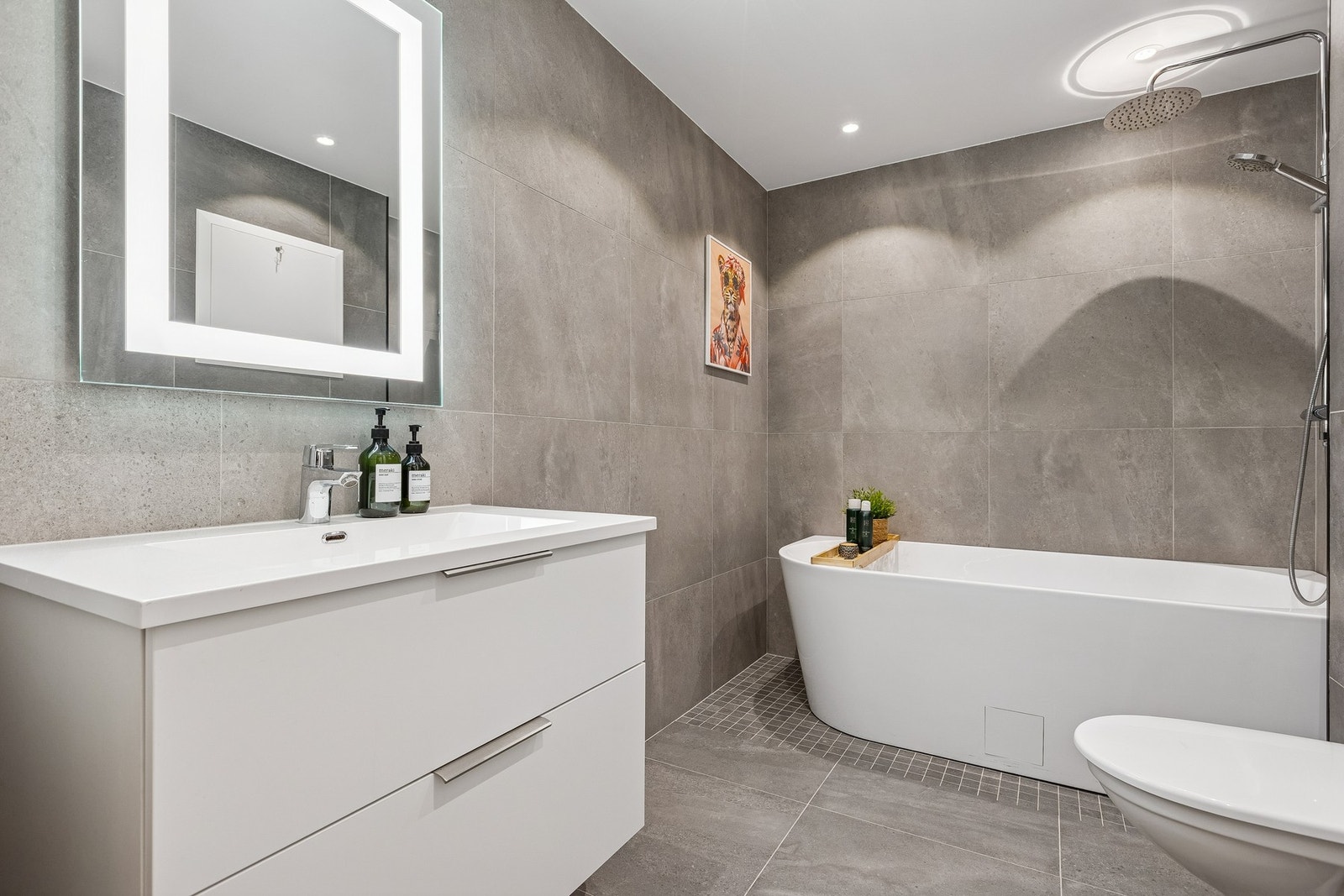 Delikat flislagt bad i underetasje med varme i gulv. Galleribilde