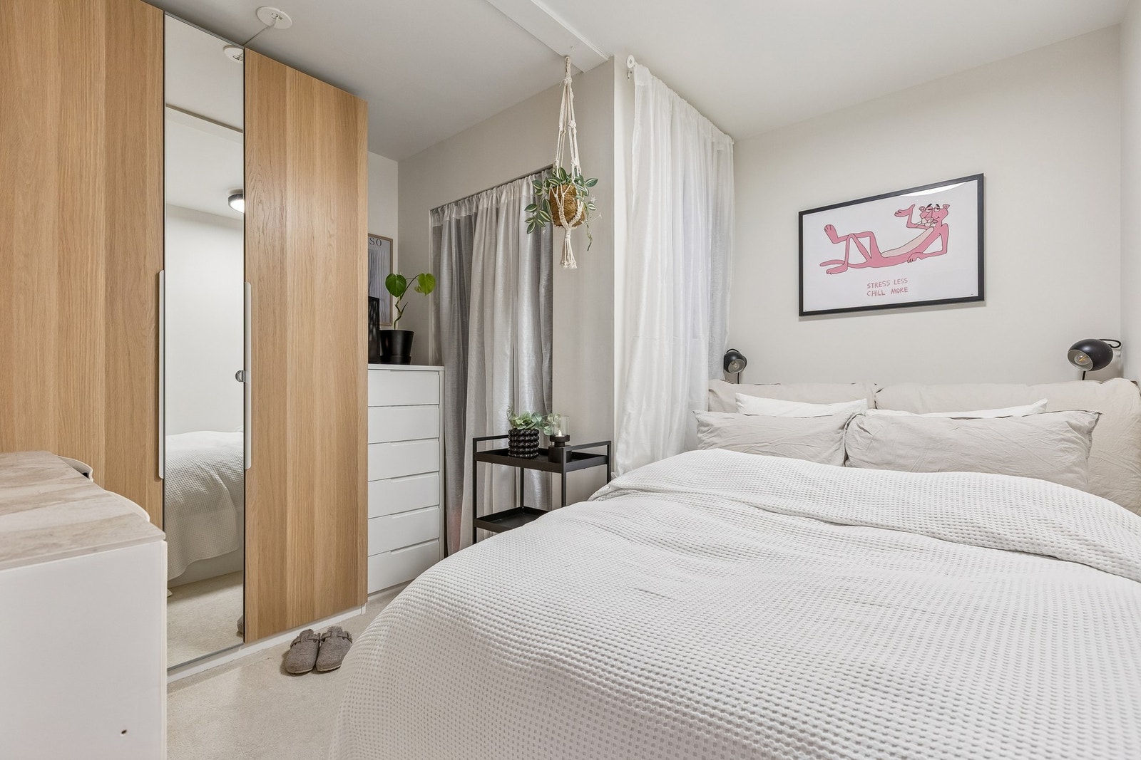 Innbydende soverom i underetasjen med god plass til garderobeløsning - rommet er ikke omsøkt og godkjent av kommunen Galleribilde