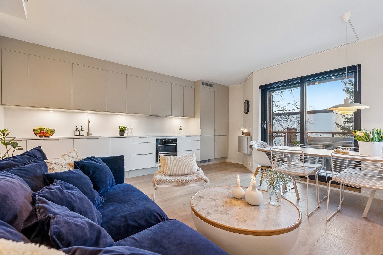 Åpen stue-kjøkkenløsning med høy standard. Her er det lagt nytt gulv i 2025. Galleribilde