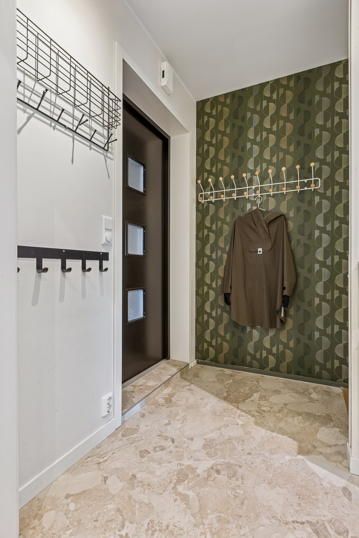 Flott Entrè med nytt flislagt gulv i 2025 og plass til å henge fra seg yttertøyet. Galleribilde