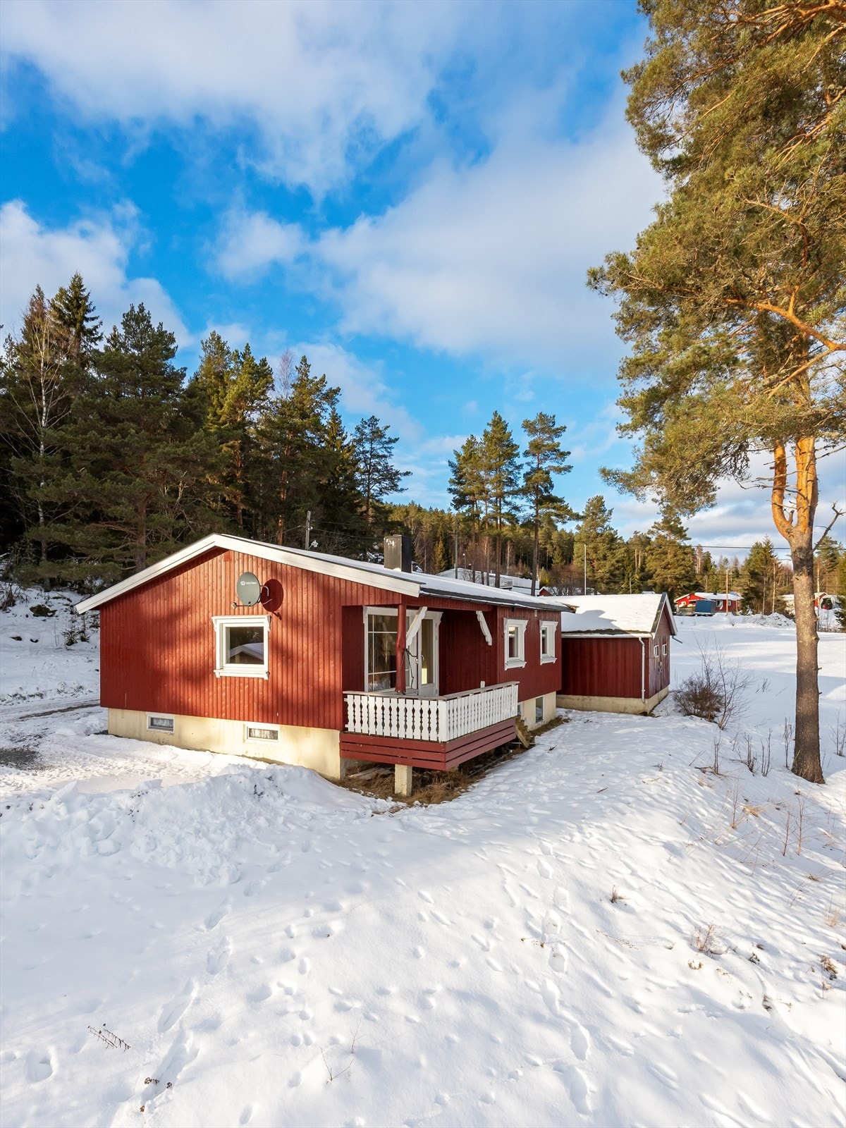 Eiendommen ligger usjenert til, langt unna nærmeste fastboende nabo. Galleribilde
