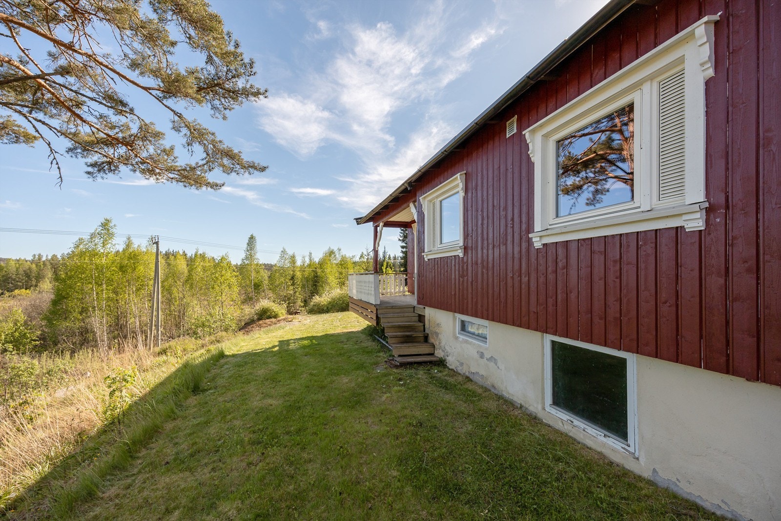 Bygningen er fundamentert på fjell og fast grunn i et skrånende terreng. Galleribilde