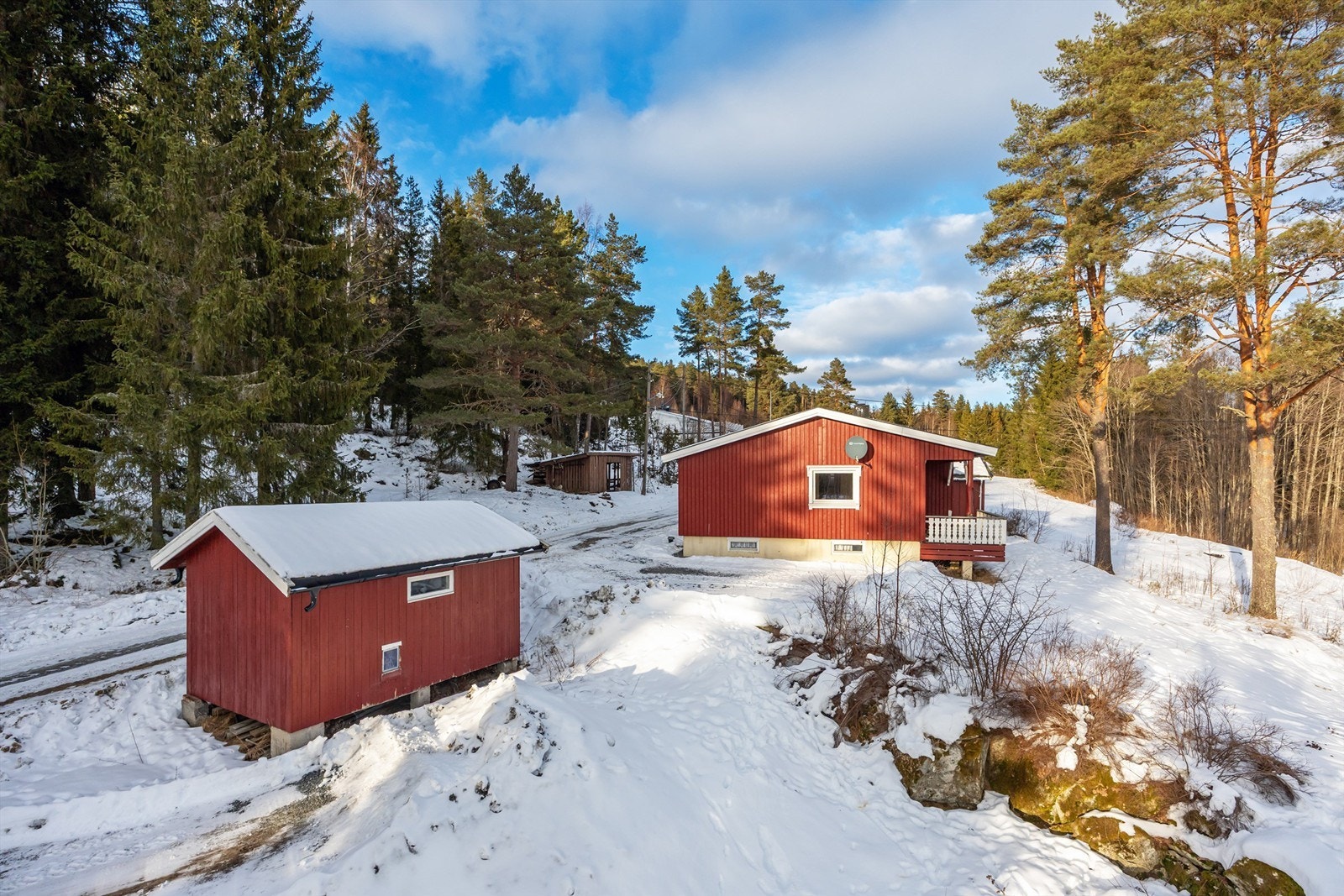 I tillegg til garasjen følger det med en frittstående bod/hundehus på 12 m². Galleribilde