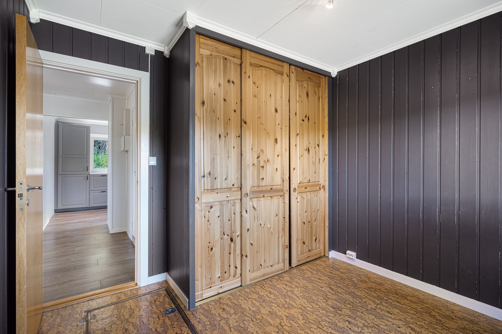 Boligen har to soverom. Fra dette rommet er det adkomst til kjeller via en lem i gulvet. Galleribilde