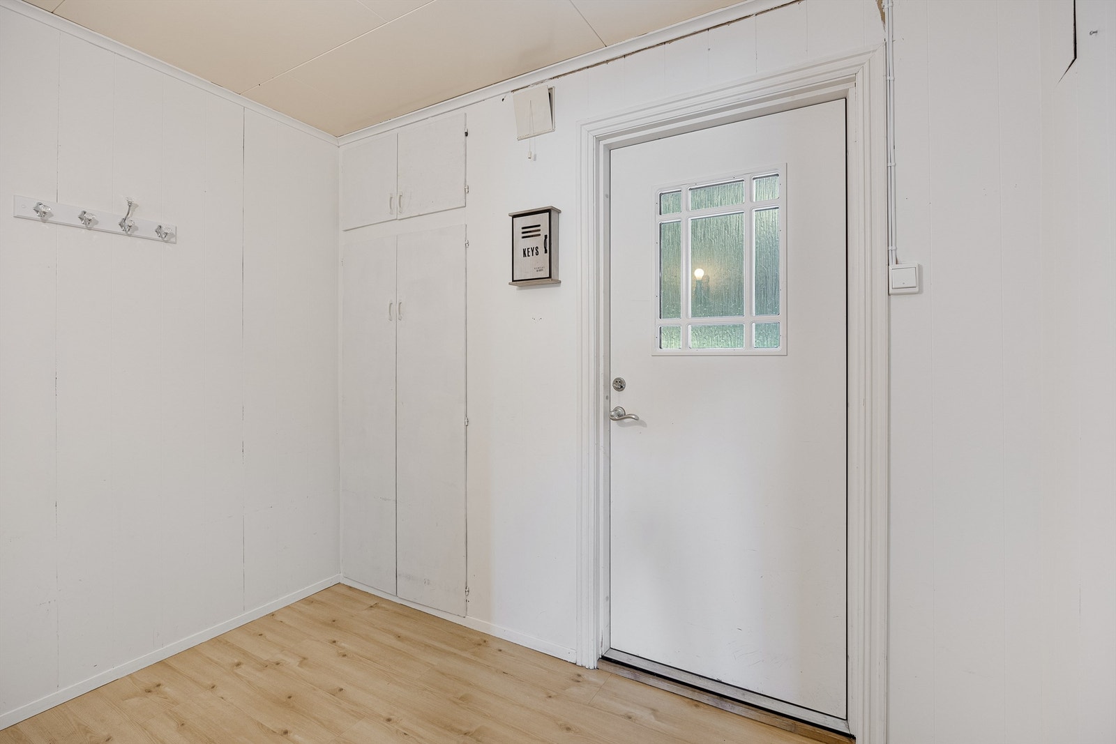 Entréen gir et funksjonelt første møte med boligen og har plass til oppbevaring. Galleribilde