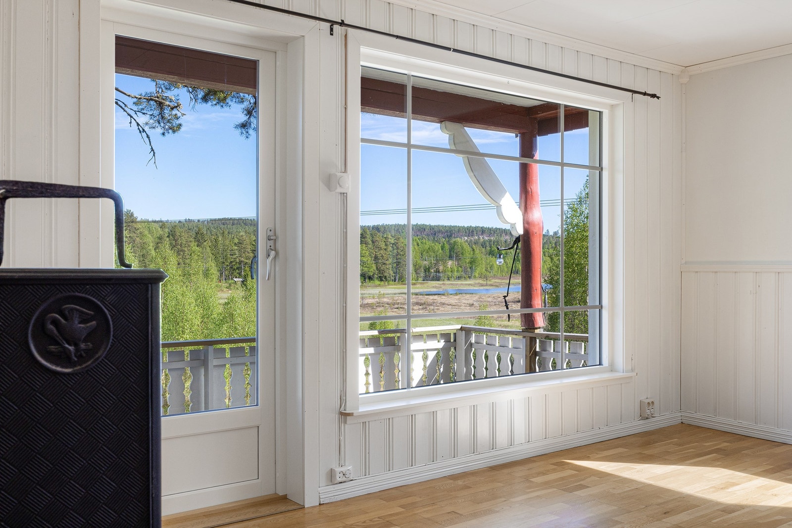 Fra stuen er det direkte utgang til en takoverbygd veranda på 8 m². Galleribilde