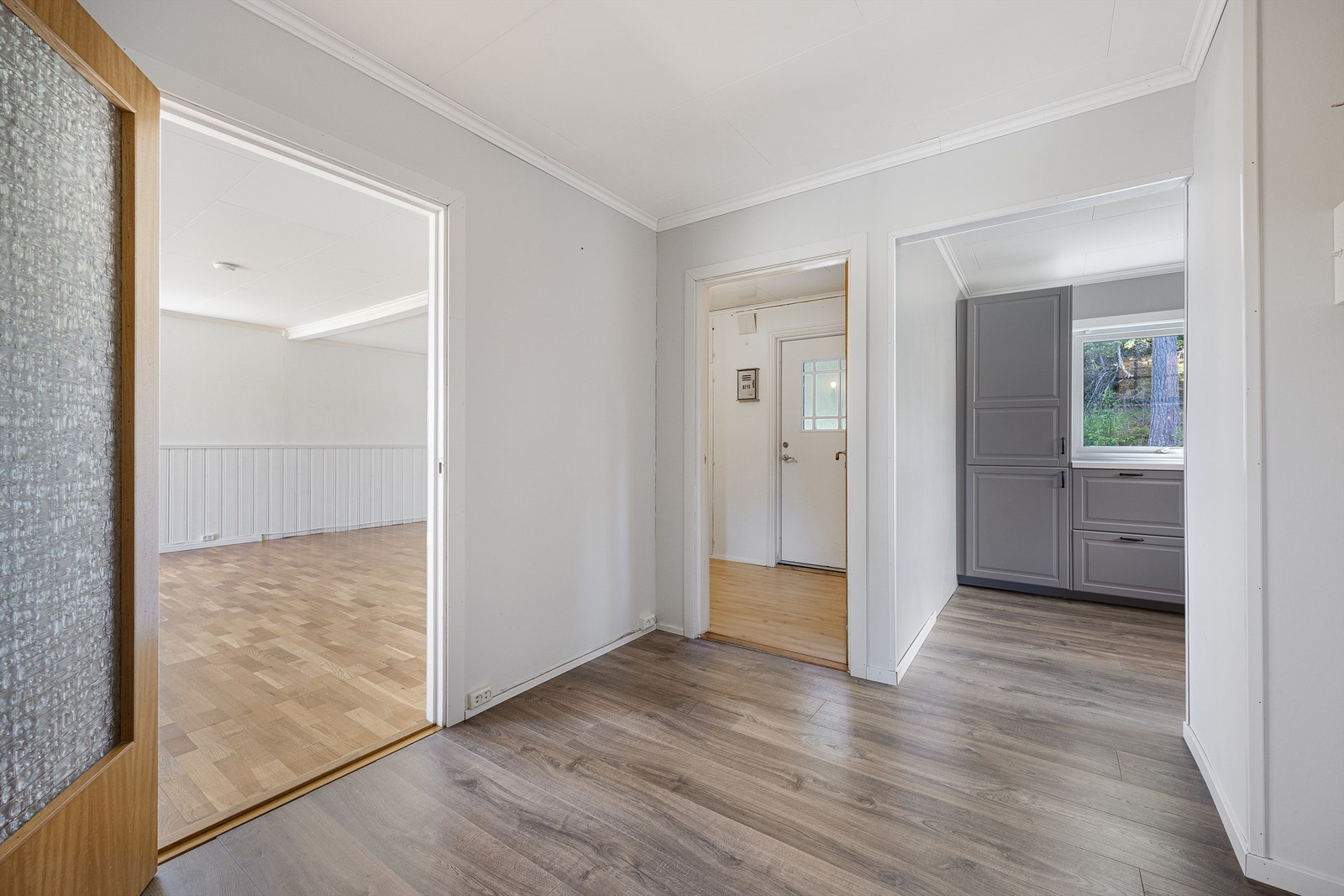 Fra gangen er det enkel tilgang til boligens sentrale rom, inkludert stue og kjøkken. Galleribilde