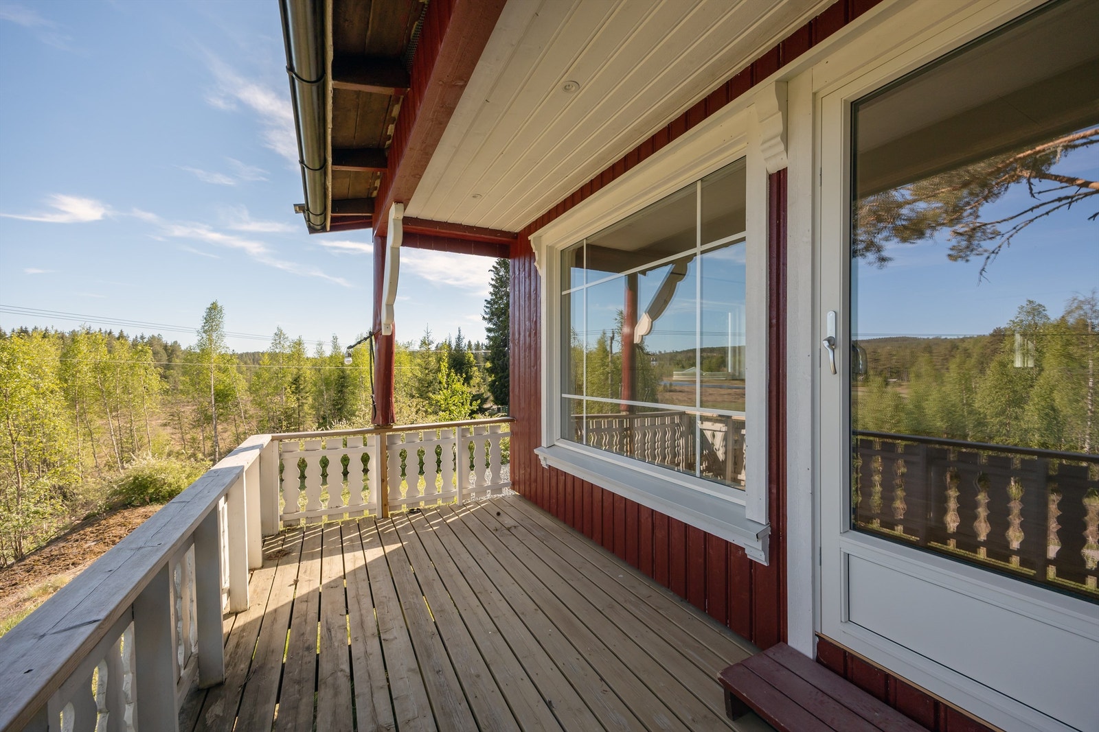 Verandaen har gode solforhold og er en fin forlengelse av stuen på varme dager. Galleribilde