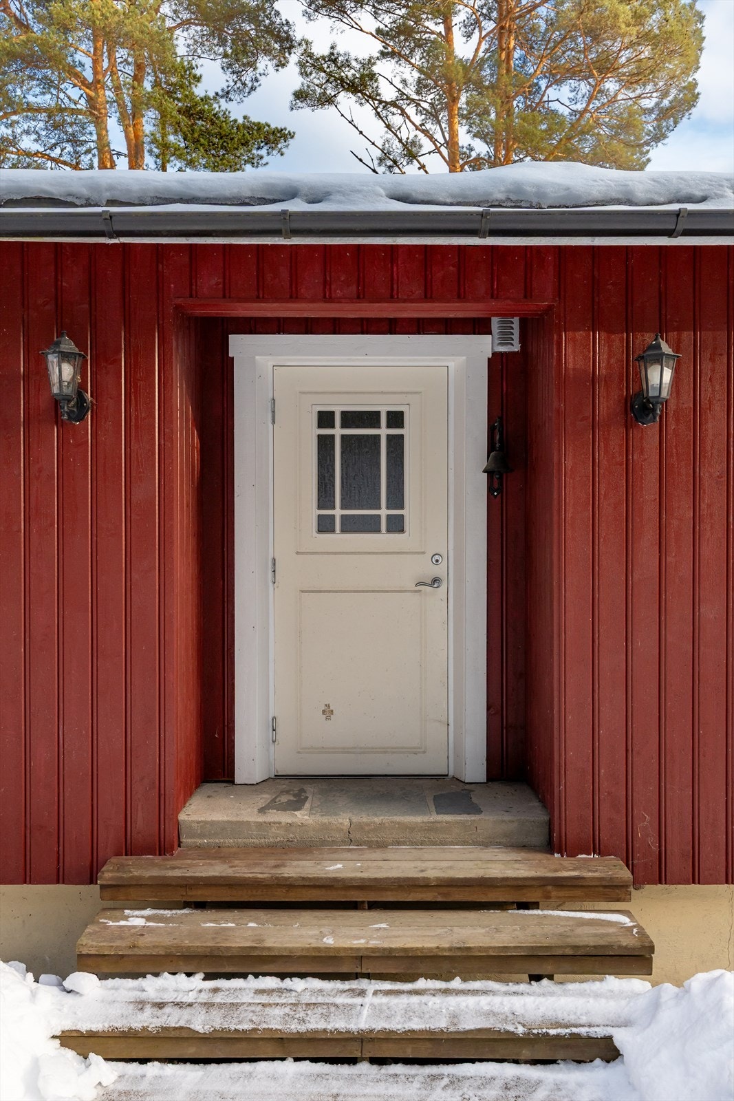 Inngangspartiet har en formpresset, hvitmalt entredør med glassfelt. Galleribilde