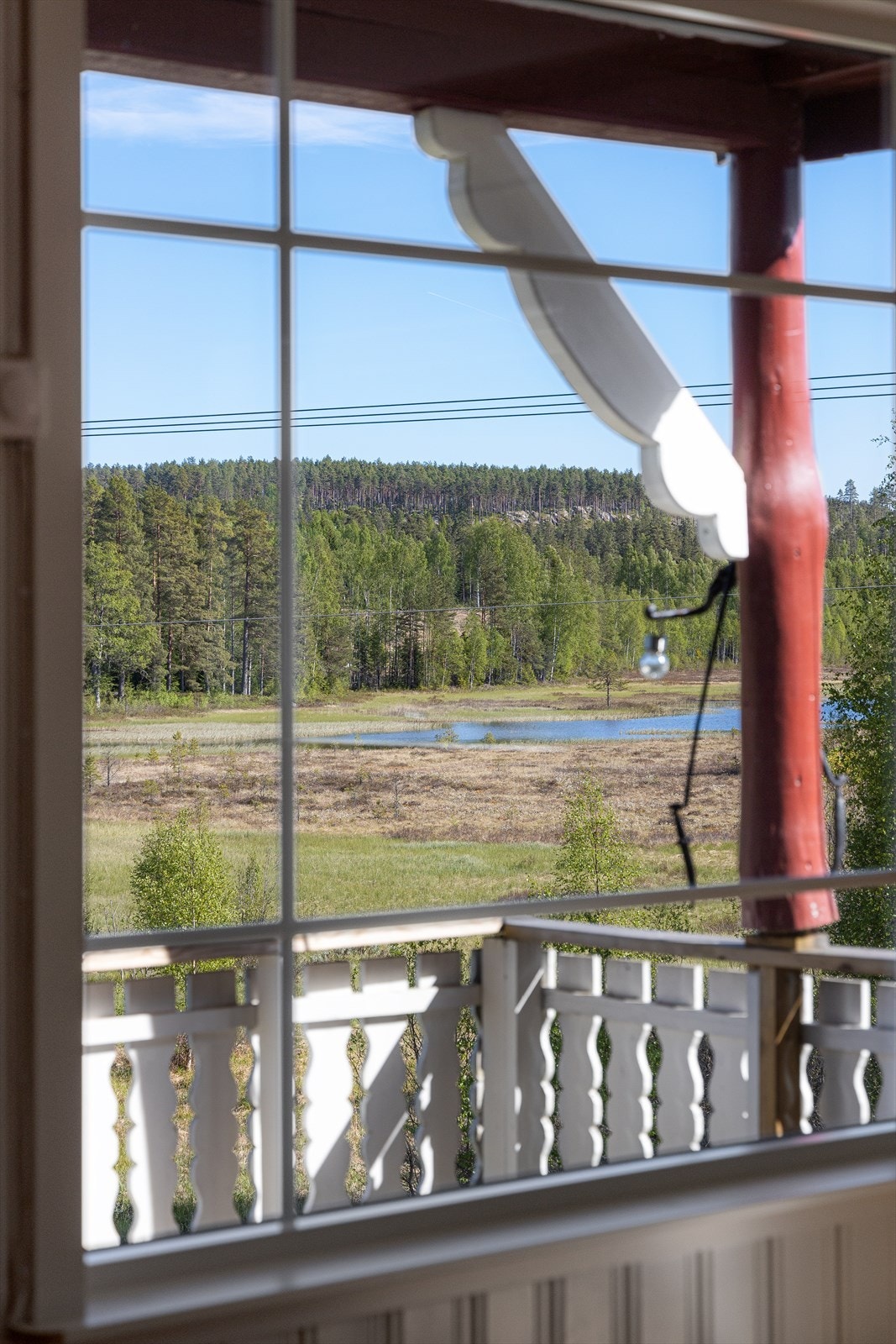 Vindusflatene rammer inn den naturskjønne utsikten. Galleribilde