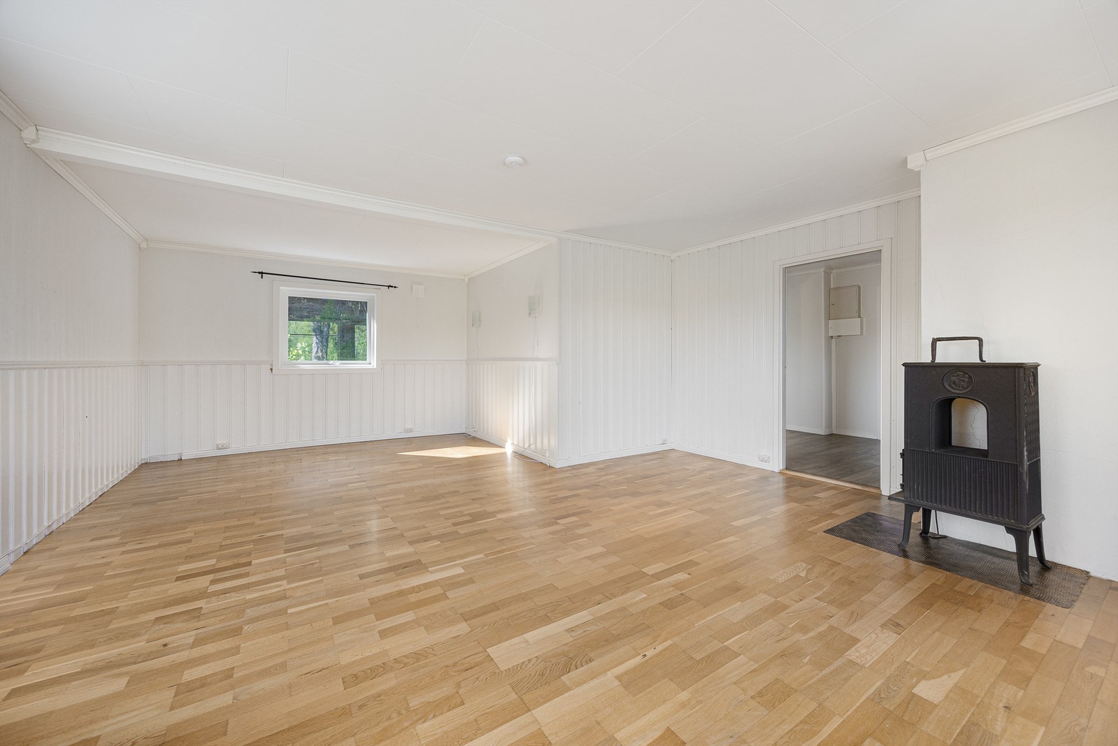 De store vindusflatene er fra 2022 og slipper inn rikelig med dagslys. Galleribilde