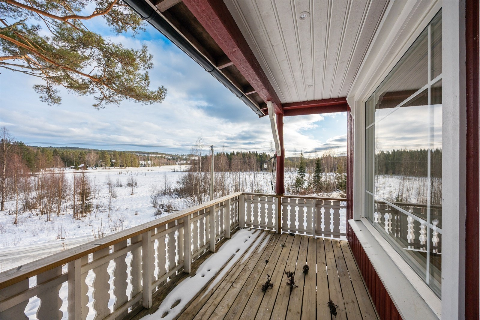 Den takoverbygde verandaen gir en fin uteplass med utsikt over nærområdet. Galleribilde