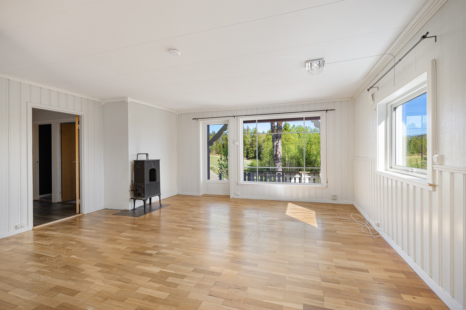 Stuen har parkettgulv og en vedovn som gir effektiv og stemningsfull oppvarming. Galleribilde