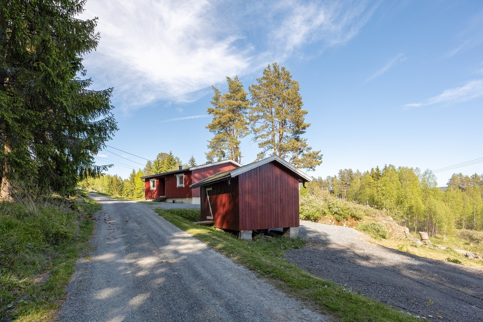 Eiendommen har privat, grunnborret brønn og eget minirenseanlegg (Biovac). Galleribilde