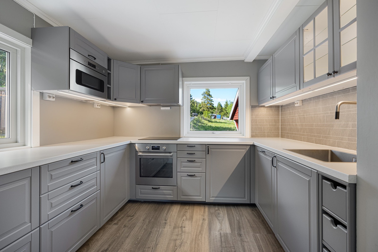 Kjøkkenet ble fornyet i 2023 med en moderne innredning fra Ikea og god benkeplass. Galleribilde