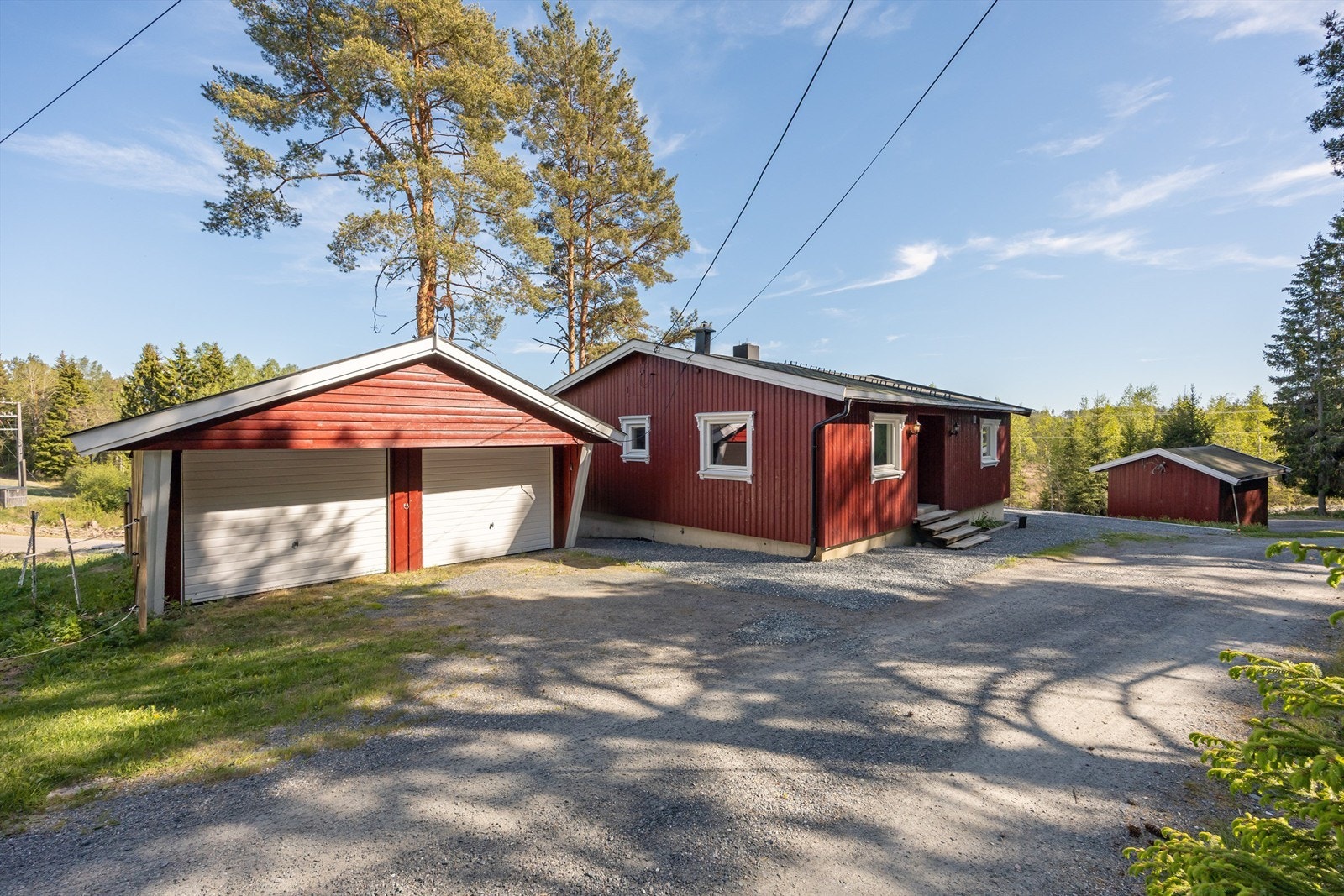 Eiendommen inkluderer en dobbelgarasje på 35 m² med god plass til parkering og lagring. Galleribilde