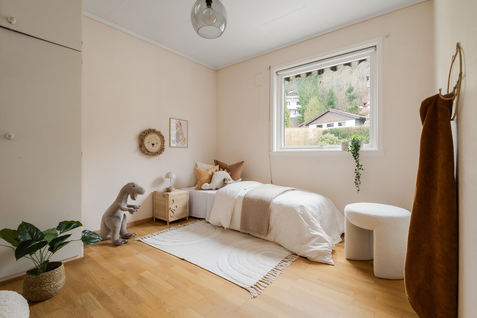 | Soverom 2 | Det andre soverommet måler 9,1m2 og passer ypperlig som barnerom, gjesterom eller kontor Galleribilde