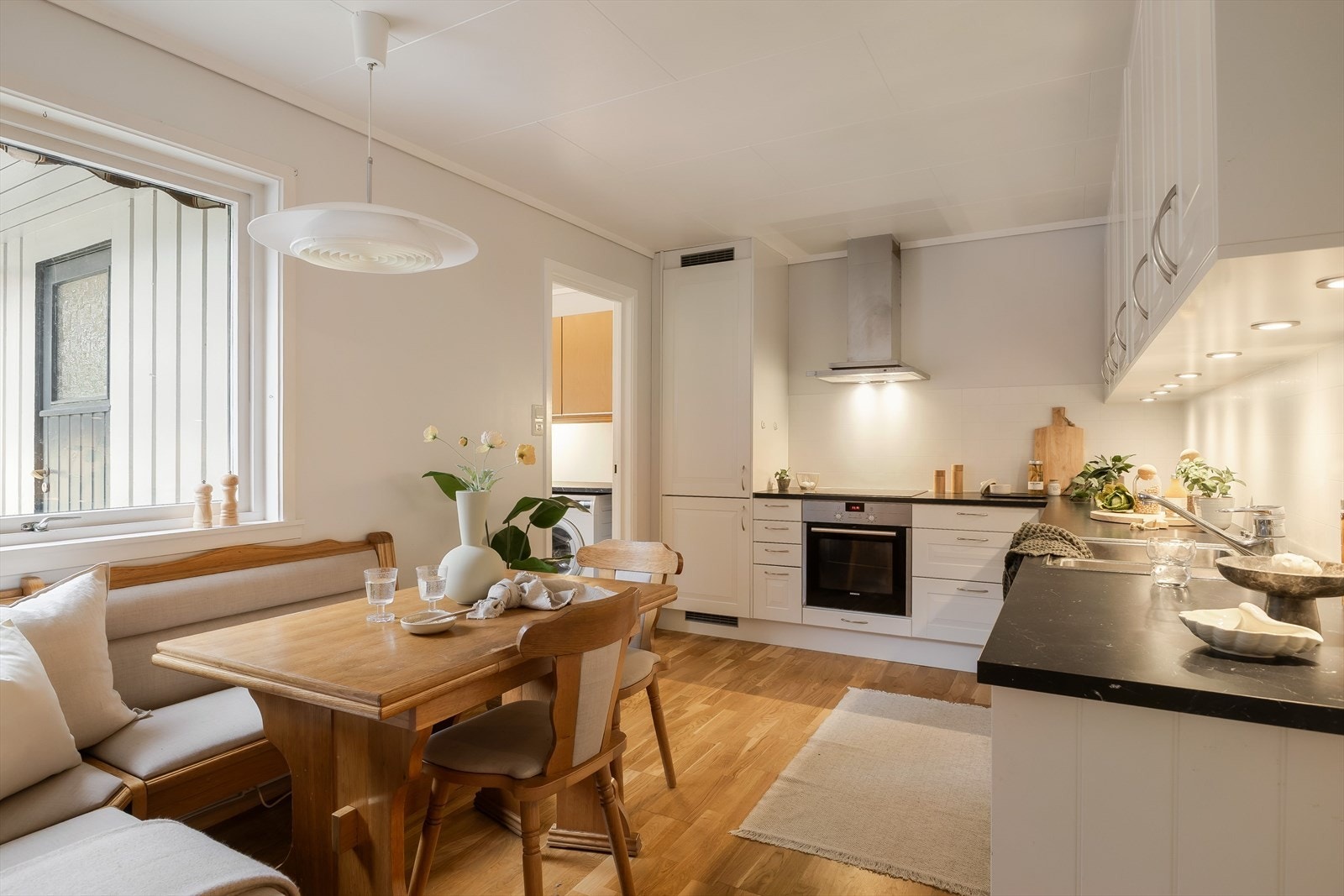 Plass på kjøkknet til å innrede med en spisegruppe. Ventilator hvor luft går ut av huset. Galleribilde