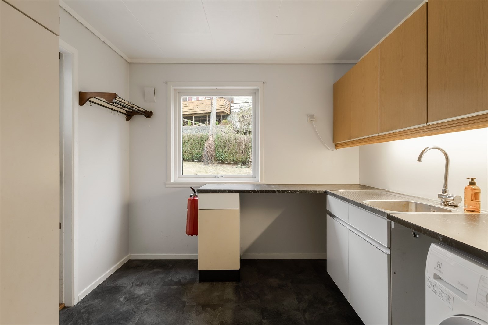 Fra kjøkkenet er det adkomst til vaskerom Galleribilde