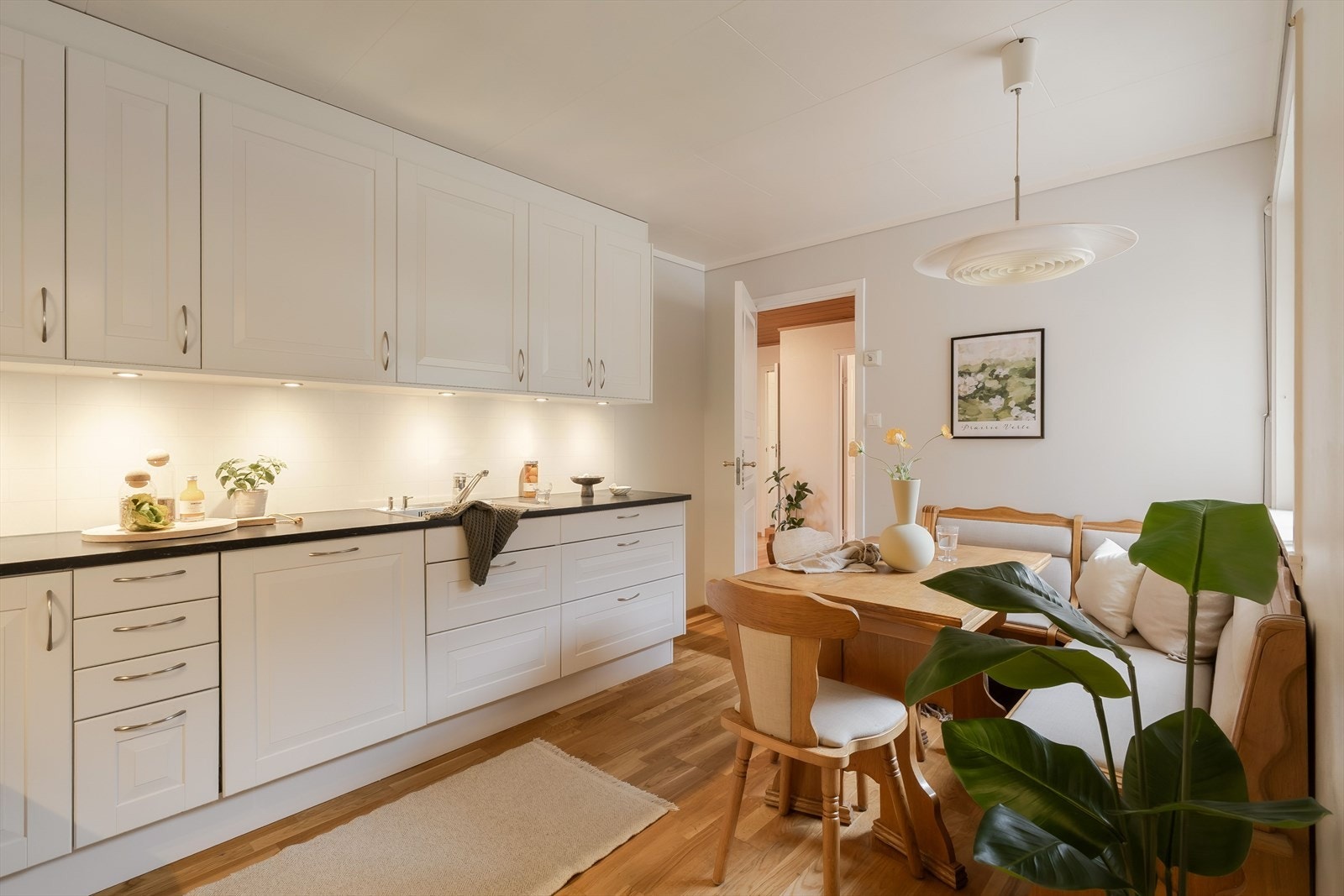 Integrete hvitevarer og god arbeidsflate samt mye skapplass Galleribilde