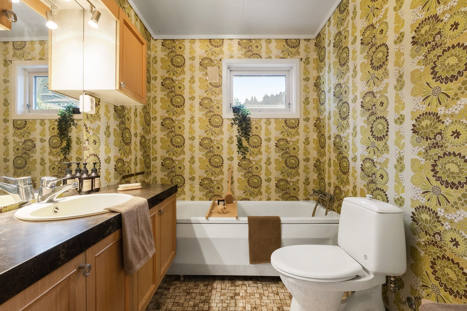 Videre har vi andre badet som består av toalett, badekar og servant i møbel | Varme i gulv Galleribilde