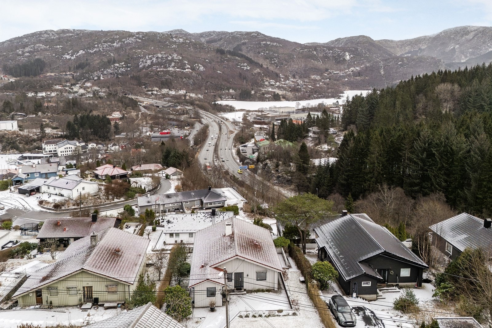 Eiendommen har en sentral beliggenhet med kort kjøretid via motorvei til sentrum eller nordover i retning mot Åsane Galleribilde
