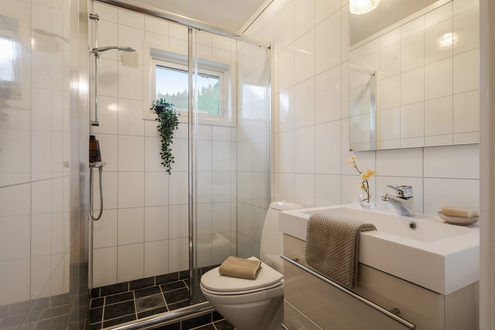 Helfliset bad med varme i gulv, dusj, toalett og servant i møbel Galleribilde