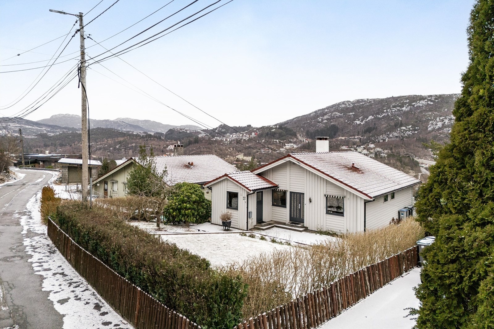 Boligen er innbydende og ligger på en pent opparbeidet tomt Galleribilde