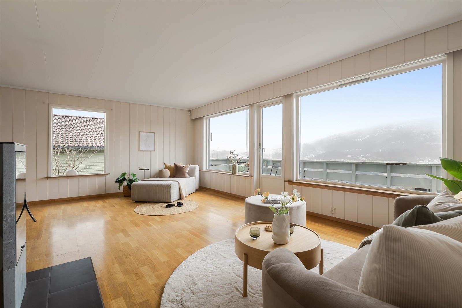 Videre er det balkong med tilkomst fra stue, oppmålt til 11.2m2 Galleribilde