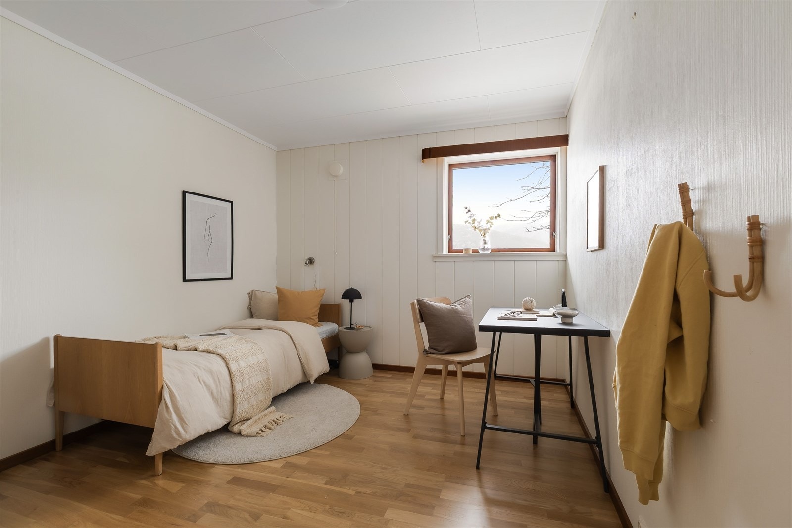 | Soverom 4 | Lyst og pent soverom med plass til dobbeltseng og skrivebord Galleribilde