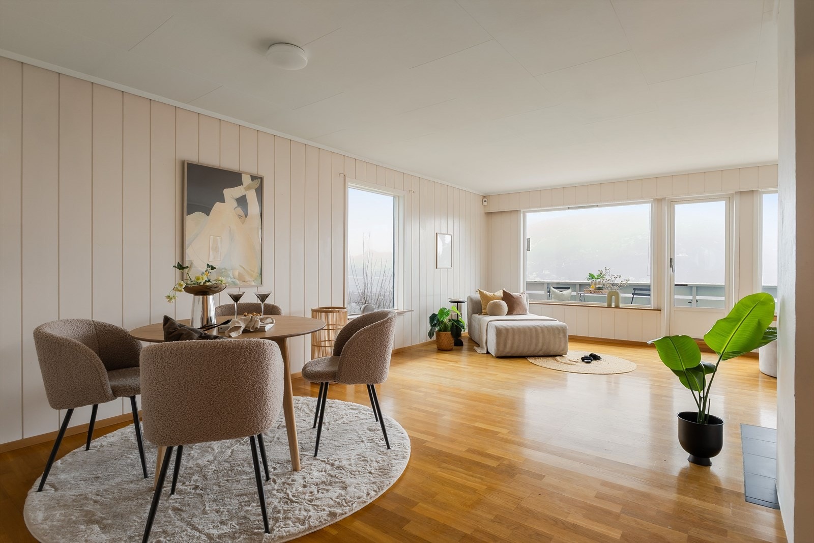 Stuen har en fin utforming som gjør det enkelt å innrede i ulike soner Galleribilde