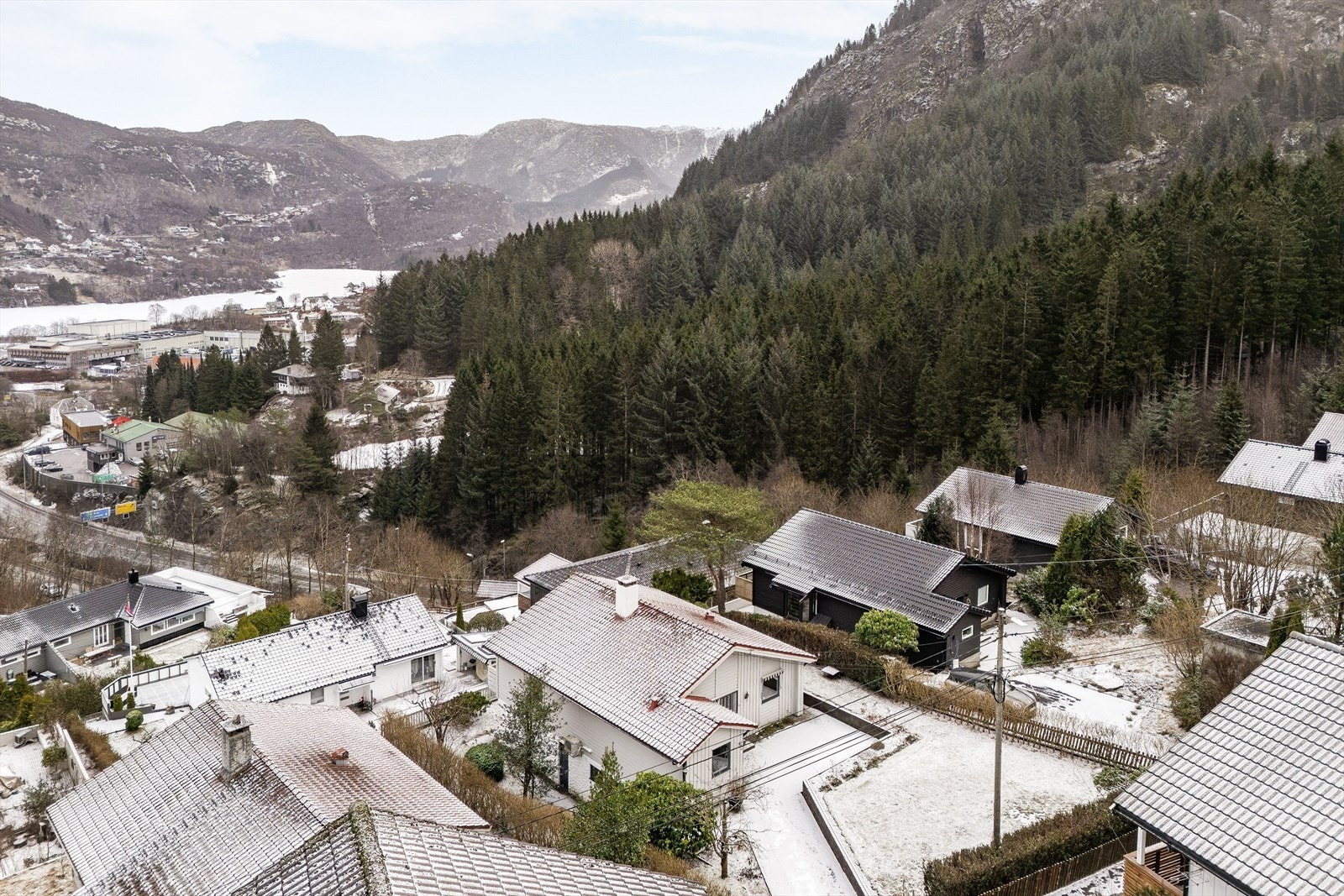 Område byr også på flotte turområder, med bl.a stien til Sandviksfjellet rett ved bolgien. Galleribilde