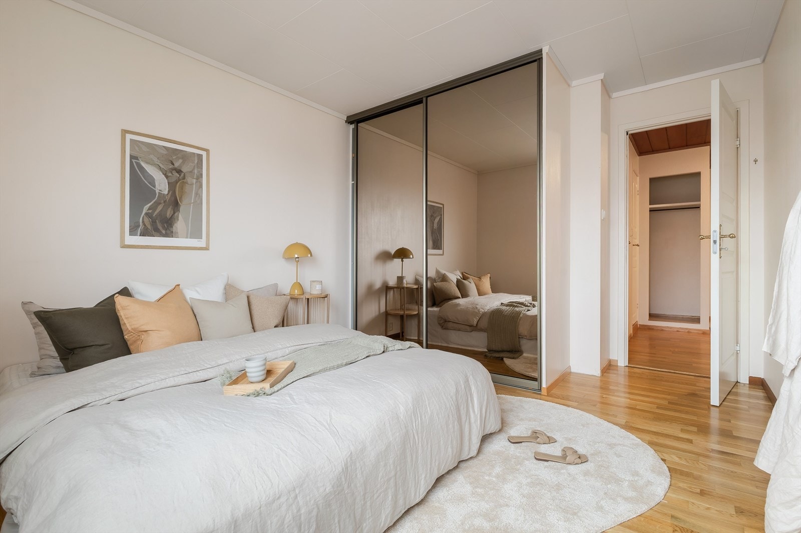 | Hovedsoverom | Lyst og pent soverom med skyvedørsgarderobe med speil Galleribilde