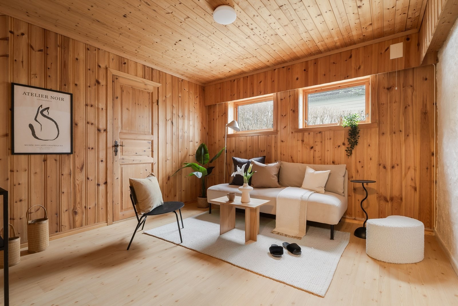 Disponibelt rom i kjelleretasjen innredet som stue Galleribilde