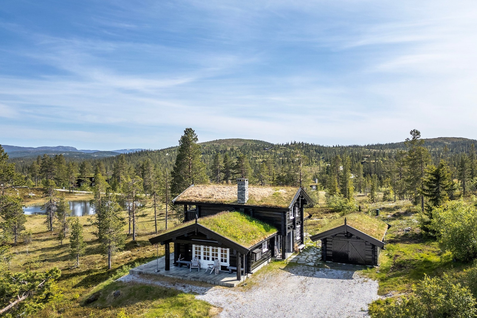 Hytta har en usjenert beliggenhet i idyllisk landskap. Galleribilde