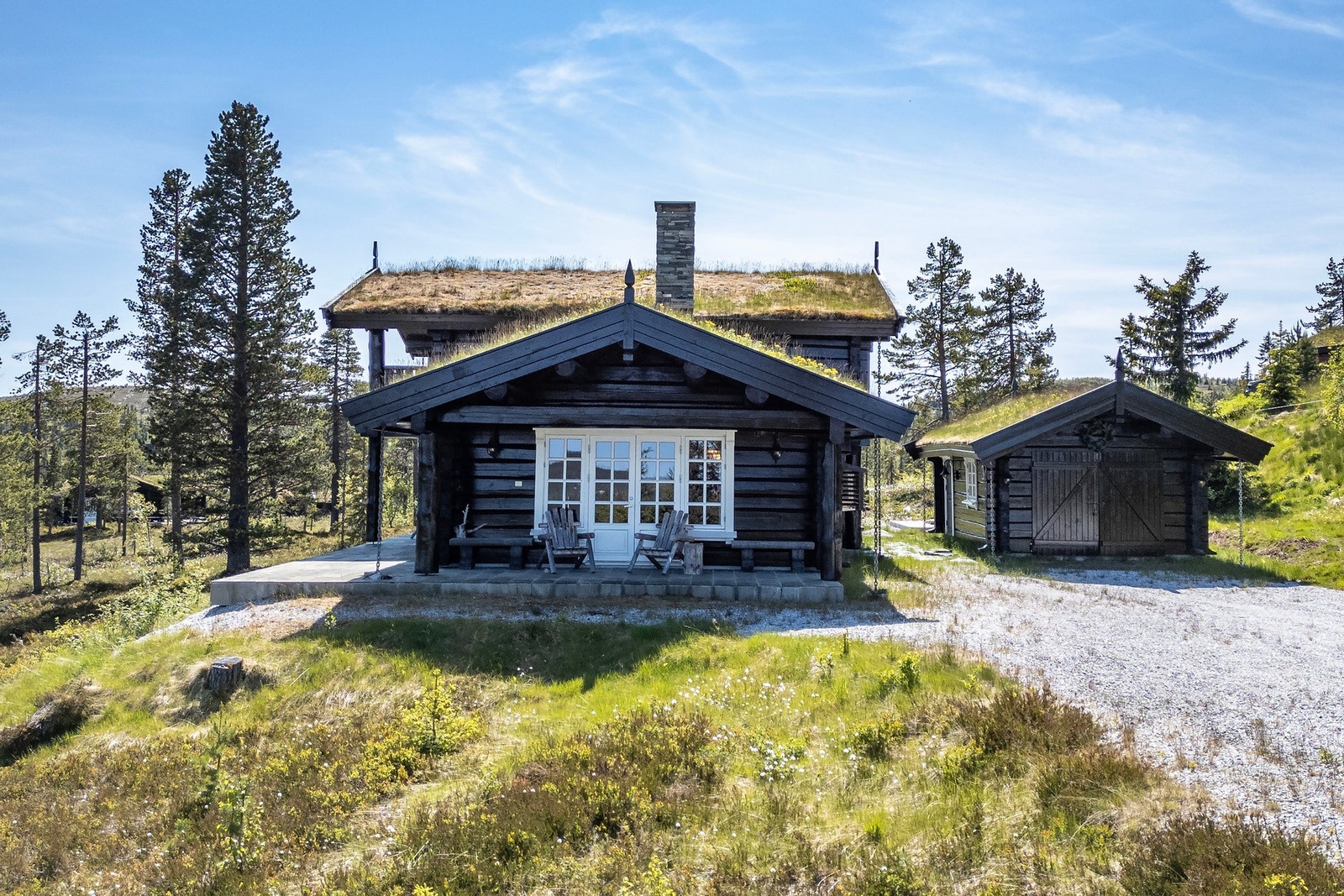 Hytta har romslig tomt og flotte uteplasser hvor du enkelt kan flytte deg etter solen. Galleribilde