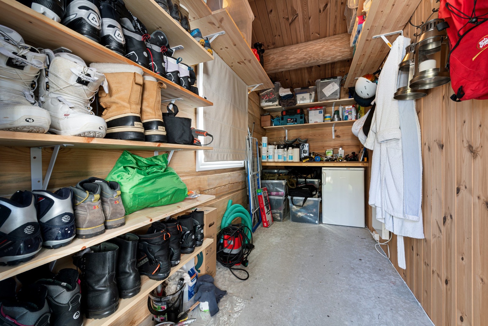 Romslig bod med rikelig plass til ski, sykler og annet aktivitetsutstyr. Galleribilde