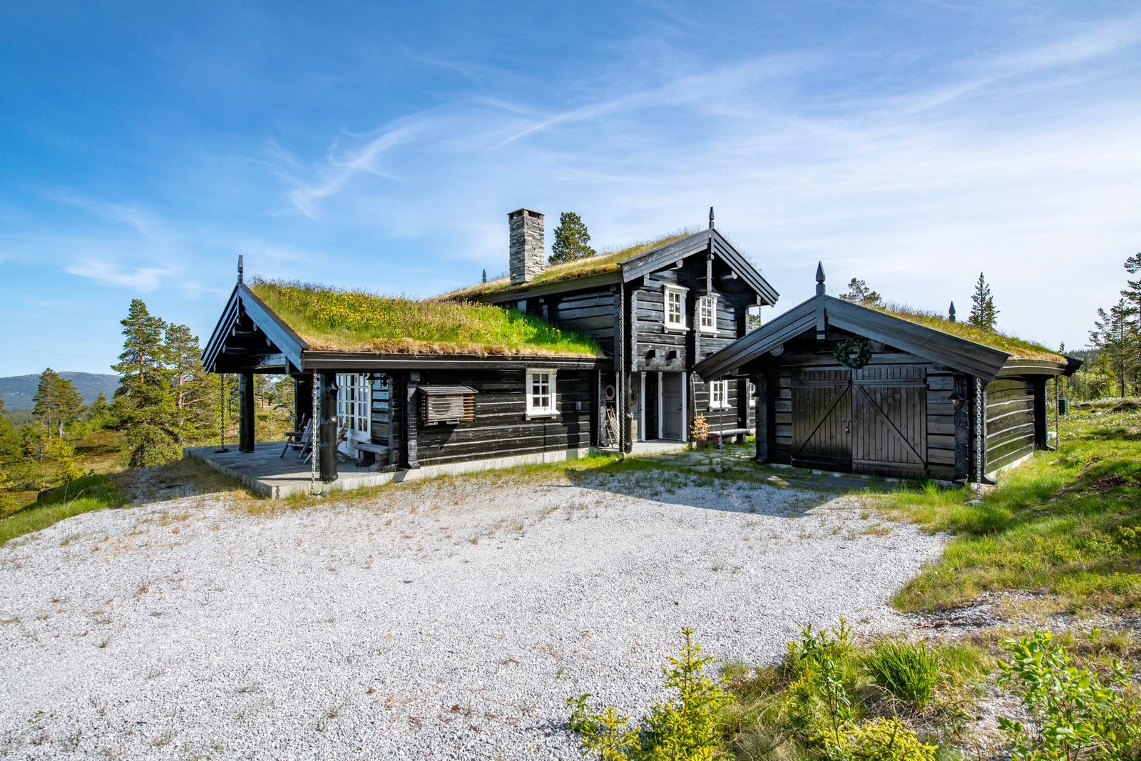 Gruslagt naturtomt med garasje. Galleribilde